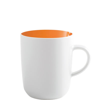 Ein zylindrischer Kaffeebecher mit Henkel. Die Außenseite ist weiß und die Becherinnenseite ist orange.