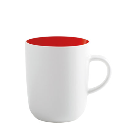 Ein zylindrischer Kaffeebecher mit Henkel. Die Außenseite ist weiß und die Becherinnenseite ist rot.