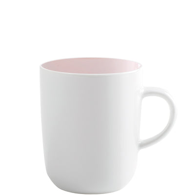 Ein zylindrischer Kaffeebecher mit Henkel. Die Außenseite ist weiß und die Becherinnenseite ist rosa.
