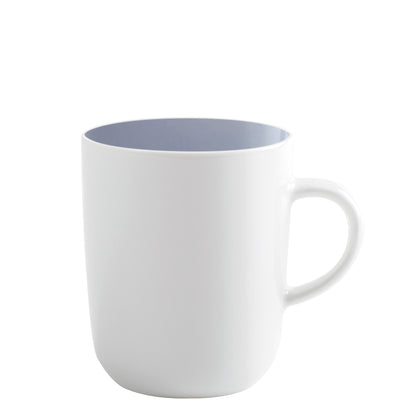 Ein zylindrischer Kaffeebecher mit Henkel. Die Außenseite ist weiß und die Becherinnenseite ist grau-blau.