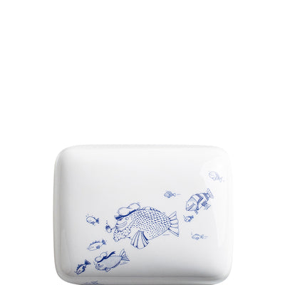 Weiße Butterdose mit blauen Fischmotiven.