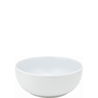 Weißes, rundes Geschirr, das als Schüssel dient. Die Schüssel hat eine glatte, glänzende Oberfläche und ist ohne Verzierungen gestaltet. Sie steht auf einer flachen Unterseite und ist gleichmäßig geformt. Der Innenraum ist leer und reflektiert das Licht.