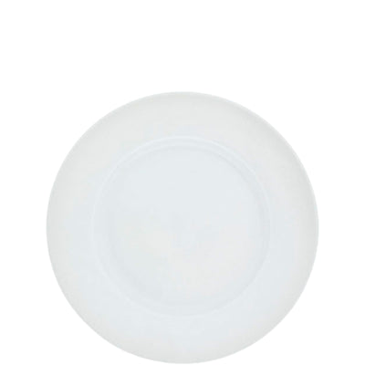 Ein runder, flacher Teller aus weißem Porzellan, der auf einem einfarbigen Hintergrund liegt. Der Teller hat eine glatte Oberfläche ohne Muster und zeigt einen leichten Glanz. Der Rand ist dünn und gleichmäßig, während die Mitte des Tellers eine schlichte, saubere Erscheinung hat.