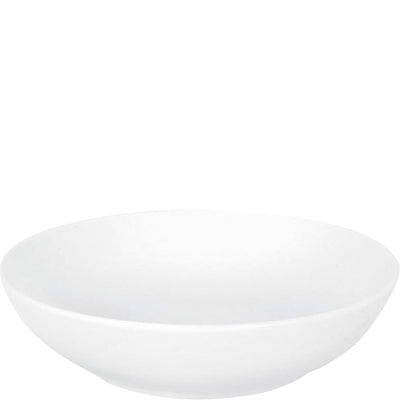 Ein schlichtes, rundes, weißes Teller aus Porzellan. Der Teller hat eine glatte Oberfläche und eine niedrige, breite Schüsselform. Er ist vielseitig einsetzbar, ideal für Suppen, Salate oder Beilagen. Die Seiten sind sanft abgerundet, was ihm ein modernes, elegantes Aussehen verleiht.