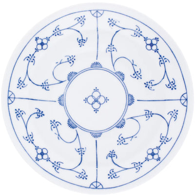Ein runder, weißer Teller mit einem blauen, floralen Muster. In der Mitte des Tellers befindet sich ein symmetrisches Design mit kleineren Blüten und geschwungenen Verzierungen, die sich gleichmäßig um den Tellerrand verteilen. Die Farben und Formen verleihen dem Teller einen eleganten, geschmackvollen Eindruck. Der Hintergrund ist schlicht, was das Muster hervorhebt.
