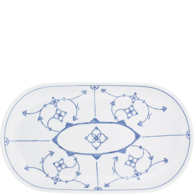 Ovales Serviertablett aus weißem Porzellan mit feinem, blauen Muster. Das Design zeigt symmetrische florale Motive und geschwungene Linien, die um eine zentrale, blumenartige Form angeordnet sind. Die Konturen sind klar und präzise, was dem Tablett eine elegante und klassische Ausstrahlung verleiht. Ideal für das Servieren von Speisen oder als dekoratives Element.