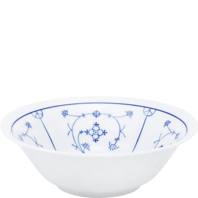 Eine weiße Keramikschüssel mit einem blauen, floralen Muster auf der Innenseite. Die Schüssel hat eine breite, flache Form und einen leicht erhöhten Rand. Der Boden ist stabil und rund. Das Design zeigt symmetrische, geschwungene Linien und kleine Blumenmuster, die harmonisch angeordnet sind. Sie eignet sich gut für Servieren oder Dekorieren.