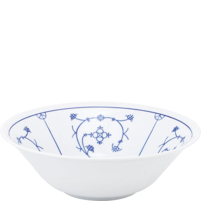 Eine flache, runde Schüssel aus weißem Porzellan mit filigranen blauen Mustern. Die Innenseite ist mit floralem Dekor verziert, das sich symmetrisch entlang des Randes zieht. Der äußere Rand der Schüssel ist sanft gewölbt, und das Gesamtdesign vermittelt Eleganz und Raffinesse. Die Schüssel könnte für Suppen, Salate oder Desserts verwendet werden.