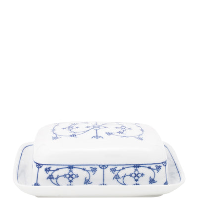 Porzellanschale mit Deckel in klassischem Design. Die Schale ist rund und zeigt filigrane, blaue Verzierungen auf weißem Hintergrund. Die Ornamente sind symmetrisch angeordnet und verleihen der Schale einen eleganten Look. Ideal für die Aufbewahrung von Lebensmitteln oder als dekoratives Element auf dem Tisch. Die Schale hat einen flachen Boden und leicht geschwungene Seiten.