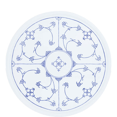 Runder Teller mit einem kunstvollen blau-weißen Muster. Das Design zeigt filigrane florale und geometrische Motive, die symmetrisch angeordnet sind. Die äußere Kante ist klar und definiert, während die inneren Verzierungen Blüten und geschwungene Linien beinhalten. Dieser Teller vereint traditionelle Elemente und könnte für dekorative Zwecke oder als Serviergeschirr verwendet werden.