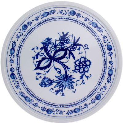 Ein runder, weißer Teller mit einem blauem, floralem Muster. In der Mitte sind stilisierte Blumen und Blätter abgebildet, umgeben von einem dekorativen Rand mit weiteren kleinen floralem Motiven. Der Teller ist elegant und traditionell gestaltet, typisch für Porzellankunst.