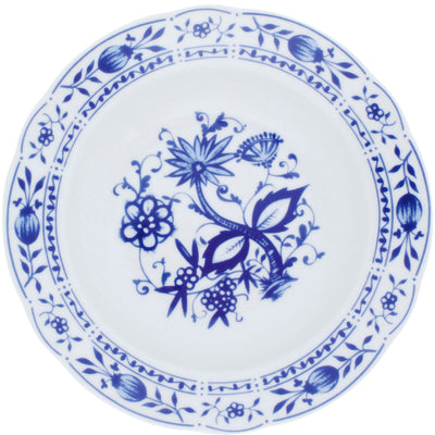 Ein runder Teller aus weißem Porzellan mit blauer, handgemalter floral-musternder Dekoration. In der Mitte befindet sich ein stilisiertes Blumenmotiv, umgeben von weiteren dekorativen Elementen und einem blau-weißen Rand. Der Teller strahlt eine klassisch-elegante Ästhetik aus und eignet sich für Tischdekorationen oder als Sammelobjekt.