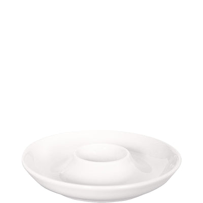 Ein schlichtes, rundes, weißes Keramikteller. In der Mitte befindet sich eine kleine Vertiefung, die möglicherweise für eine Teetasse oder einen kleinen Snack gedacht ist. Der Rand des Tellers ist gleichmäßig und sanft geschwungen, was einen eleganten Look erzeugt. Der Teller hat eine glatte Oberfläche und ist einfach gehalten, was ihn vielseitig für verschiedene Anlässe macht.