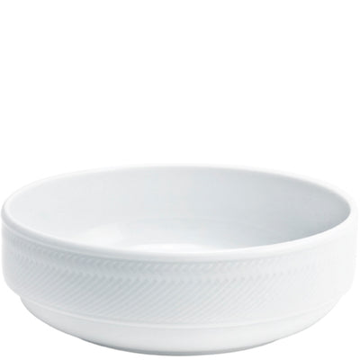 Ein schönes, tiefes, weißes Geschirr aus Porzellan mit feiner Rillenstruktur an der Außenseite. Das Innere der Schüssel ist schlicht und glänzend, ideal für Suppen, Salate oder Beilagen. Die runde Form und die leichten Wölbungen am Rand geben der Schüssel einen eleganten Look. Perfekt für den täglichen Gebrauch oder festliche Anlässe.