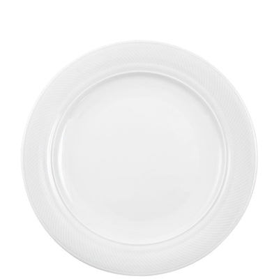 Ein flacher, runder Teller aus weißem Porzellan mit einer feinen, strukturierten Umrandung. Die Oberfläche des Tellers ist glatt und reflektiert das Licht leicht. Der Teller ist leer und zeigt keine Speisen oder Dekorationen. Er hat einen klassischen, eleganten Look und eignet sich für verschiedene Anlässe, vom täglichen Essen bis hin zu festlichen Anlässen.