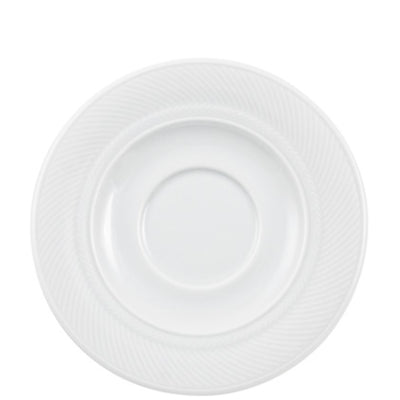 Eine schlichte, runde, weiße Untertasse aus Porzellan mit einem dezenten, strukturierten Rand. In der Mitte befindet sich ein leicht vertieftes Fach, ideal für eine Teetasse oder ein Dessert. Die gesamte Oberfläche wirkt glatt und glänzend, ohne Dekoration.