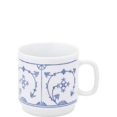 Eine weiße Porzellantasse mit einem blauen, filigranen Muster. Das Design zeigt geschwungene Linien und symmetrische, florale Motive, die harmonisch angeordnet sind. Der Henkel der Tasse ist kurz und stabil. Die Tasse hat einen klassischen, runden Rand und eine glatte Oberfläche, die das Licht sanft reflektiert. Sie eignet sich ideal für den täglichen Gebrauch oder als dekoratives Element in einem Geschirrset.