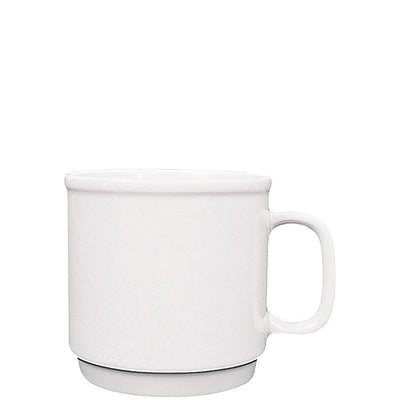Eine schlichte, weiße Keramiktasse steht auf einem weißen Untergrund. Die Tasse hat einen runden Körper und einen stabilen, leicht gebogenen Griff. Sie ist innen ebenfalls weiß und hat keine sichtbaren Muster oder Verzierungen.