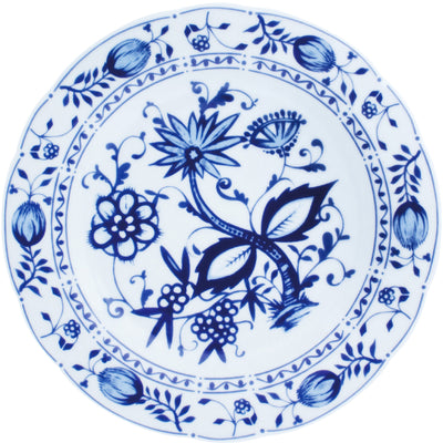 Ein runder Keramikteller mit blau-weißem Design. In der Mitte des Tellers befindet sich ein stilisierter Blüten- und Pflanzendruck, umgeben von verschiedenen floralen Motiven. Der Rand des Tellers ist mit geschwungenen Linien und kleinen, ovalen Dekoren verziert. Die Farben sind lebhaft und kontrastreich, was dem Teller eine kunstvolle Note verleiht. Ideal für dekorative Zwecke oder als Geschirrstück.