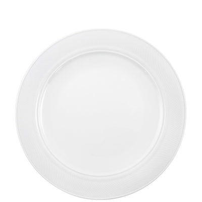 Ein runder, flacher Teller aus weißem Porzellan mit einem dezenten, texturierten Rand. Der Teller ist unbeschichtet und wirkt elegant und schlicht, ideal für verschiedene Tischdekorationen und Anlässe.