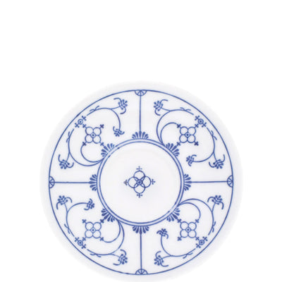 Ein weißer Teller mit einem blauen, filigranen Muster aus Blumen und dekorativen Linien. Das Design ist symmetrisch und umfasst einen zentralen Kreis, der von vier weiteren dekorativen Elementen umgeben ist. Der Teller hat einen leicht erhöhten Rand und vermittelt eine elegante, klassisch-geschmackvolle Ästhetik.