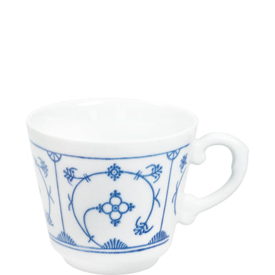 Weiße Porzellantasse mit einem filigranen blauen Muster, das florale Motive und geometrische Formen zeigt. Die Tasse hat einen kleinen Henkel und eine leicht geschwungene Form. Der Boden ist flach und der obere Rand ist sanft gewellt. Ideal für Tee oder Kaffee und verleiht jedem Tisch eine elegante Note.