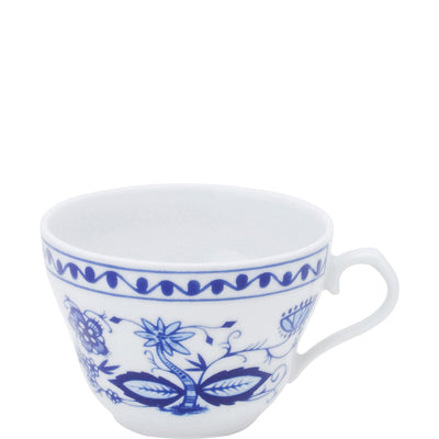 Eine weiße Teetasse aus Porzellan mit einem dekorativen blauen Muster. Die Tasse hat eine ovale Form und einen elegant geschwungenen Henkel. Das Muster zeigt florale Motive und filigrane Linien, die der Tasse eine klassische und ansprechende Ästhetik verleihen. Der Innenraum der Tasse ist schlicht und ungemustert. Die Tasse steht auf einem hellen Hintergrund.