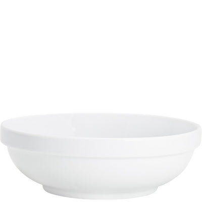 Weißes, flaches Geschirr aus Porzellan, das eine runde Form hat. Der Rand ist leicht erhöht und die Oberfläche ist glatt und glänzend. Dieses Schüssel eignet sich gut für Salate, Suppen oder Snacks. Es steht auf einem stabilen Boden und ist einfach zu reinigen. Der Gesamtstil ist minimalistisch und modern, ideal für eine elegante Tischdekoration.