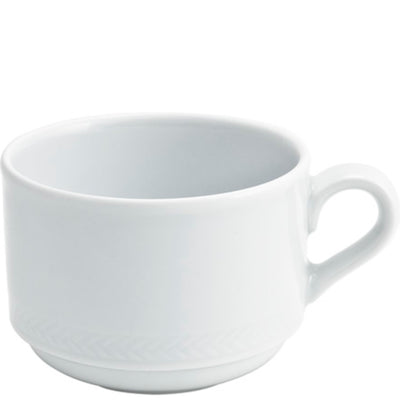 Ein weißer Kaffeebecher aus Porzellan mit schmalem Rand und einem spiralförmigen Muster am Boden. Der Becher hat einen ergonomischen Henkel und ist auf einer flachen Untertasse platziert. Die Innenseite ist glasiert und reflektiert das Licht, während die Außenseite eine matte Oberfläche hat. Ideal für heiße Getränke wie Kaffee oder Tee. Der Becher steht auf einem neutralen Hintergrund.