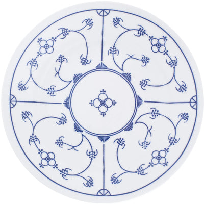 Runder Teller aus weißem Porzellan mit blauer, floraler Musterung. Das Design zeigt einen zentralen Kreis, umgeben von vier symmetrischen Abschnitten, die mit stilisierten Blumen und geschwungenen Linien verziert sind. Der Teller hat einen schmalen Rand und zeichnet sich durch eine elegante, klassische Ästhetik aus. Ideal für Tischdekoration oder als Geschirrstück.