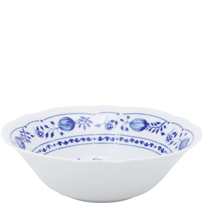 Eine flache, weiße Schüssel mit einem traditionellen blauen Muster, das florale Motive zeigt. Die Schüssel hat einen gewellten Rand und eine glatte Innenfläche. Sie ist auf einem einfarbigen Hintergrund platziert und eignet sich für Servieren von Speisen oder als Dekorationsobjekt.