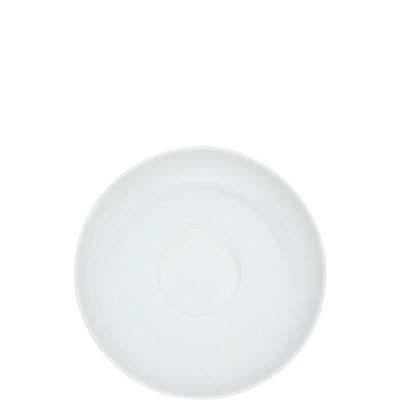 Ein einfacher, runder, weißer Teller ohne Muster oder Dekoration. Die Oberfläche ist glatt und glänzend, während die Ränder gleichmäßig geformt sind. Der Teller ist mittig, mit einem kleinen Vertiefung in der Mitte, die typischerweise für die Ablage von kleinen Schalen oder Tassen dient. Der Hintergrund ist einfarbig, was den Teller in den Vordergrund hebt.