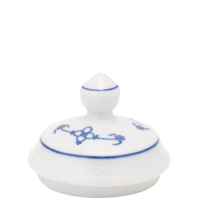 Ein kleiner, runder Deckel aus weißem Porzellan mit blauen Malereien. Der Deckel hat eine spitze Kante und zeigt florale Motive in einem eleganten Design. Er liegt auf einem neutralen Hintergrund und hebt sich durch seine feine Verarbeitung ab.