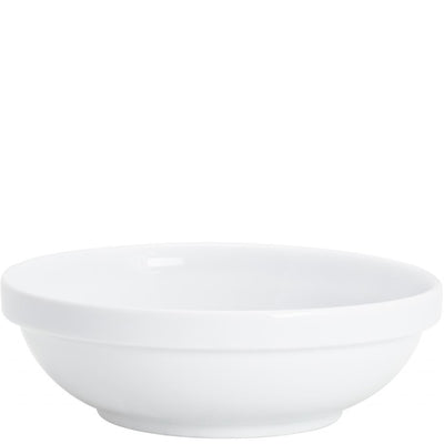Ein schlichtes, rundes, tiefes Geschirr aus weißem Porzellan. Die Schale hat eine glatte, glänzende Oberfläche und leicht abgerundete Kanten. Sie ist für eine Vielzahl von Lebensmitteln geeignet, ideal für Müsli, Salate oder Suppen. Der neutrale Farbton und das zeitlose Design machen sie zu einem vielseitigen Küchenutensil, das sowohl im Alltag als auch bei besonderen Anlässen verwendet werden kann.
