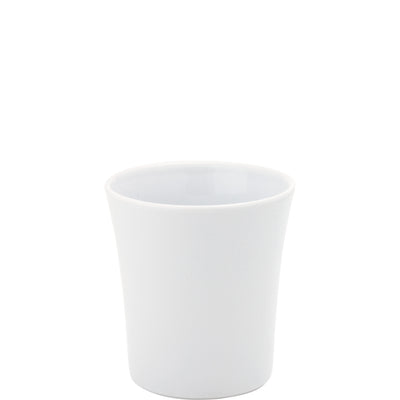 Ein schlichter, weißer Keramikbecher mit gerader Form und breiter Öffnung. Die Außenseite ist glatt und unglasiert, während die Innenseite glänzend und weiß ist. Der Becher steht auf einer flachen Oberfläche und hat eine schlichte, moderne Optik. Ideal geeignet für Heiß- oder Kaltgetränke.
