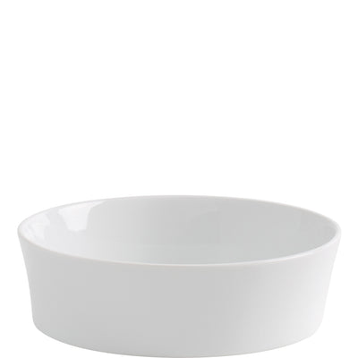 Ein schlichtes, ovales, weißes Geschirrstück, das aus Keramik gefertigt ist. Das Gefäß hat eine glatte Oberfläche und leicht erhöhten Rand, ideal zum Servieren von Speisen oder als Dekorationselement. Der Hintergrund ist einfarbig und hebt das Geschirr hervor.