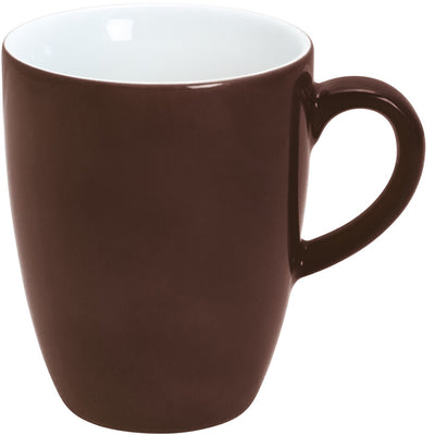 Braune Kaffeetasse mit einfachem, modernem Design. Die Tasse hat eine glatte Außenseite und einen weiß glänzenden Innenraum. Der Henkel ist ergonomisch geformt und bietet einen komfortablen Griff. Die Tasse steht stabil auf einer flachen Unterlage und ist für heiße Getränke geeignet. Sie vermittelt eine schlichte Eleganz und könnte in einem Café oder zu Hause verwendet werden.