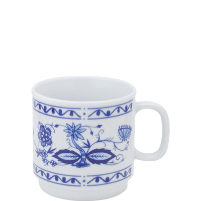 Eine weiße Keramiktasse mit blauen floralen Mustern und geschwungenen Linien. Die Tasse hat einen stabilen Henkel und ist rundlich geformt. Die Muster sind detailliert gestaltet und zeigen verschiedene Blumen und Blätter. Die Tasse steht auf einer flachen Unterfläche und ist vor einem neutralen Hintergrund platziert. Ideal für heiße Getränke wie Kaffee oder Tee.