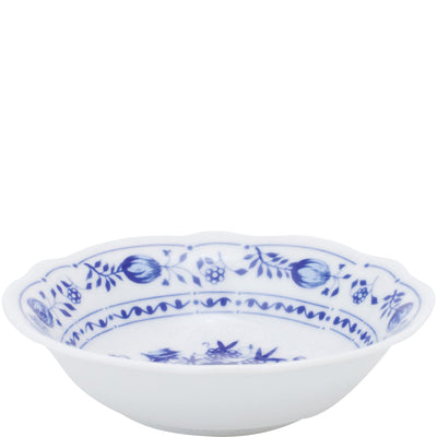 Eine flache, runde Schale aus Weißporzellan mit kunstvollen blauen Verzierungen. Der Rand der Schale ist leicht gewellt und mit floralen Motiven sowie geschwungenen Linien dekoriert. Die Innenseite zeigt ein zartes Muster, das harmonisch mit dem äußeren Design harmoniert. Die Schale hat eine schlichte, elegante Form und eignet sich sowohl für Tischdekoration als auch für das Servieren von Speisen.