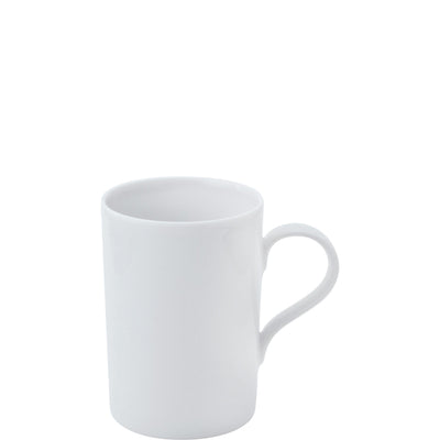Eine schlichte, weiße Kaffeetasse aus Porzellan mit einem ergonomisch geformten Henkel. Die Tasse hat eine zylindrische Form und einen glatten, glanzvollen Innenraum. Sie steht auf einer flachen Basis und vermittelt eine minimalistische Ästhetik, die sich gut in verschiedene Tischdekorationen einfügt.