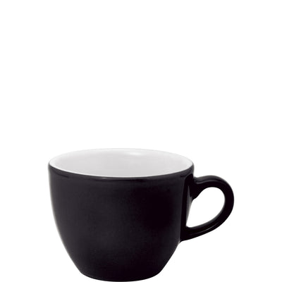 Schwarze Kaffeetasse mit einer glatten, glänzenden Oberfläche und einem weißen Innenraum. Die Tasse hat eine schlichte, elegante Form mit einem stabilen Henkel auf der rechten Seite. Sie steht aufrecht auf einem weißen Hintergrund, der den Fokus auf das Geschirr lenkt. Ideal geeignet für heiße Getränke wie Kaffee oder Tee.