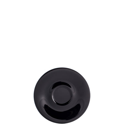 Ein schwarzes, glänzendes Schälchen, das sich leicht nach oben wölbt und eine runde, flache Form aufweist. In der Mitte ist eine kleine Vertiefung zu sehen, die die Form des Schälchens elegant betont. Der glatte Oberflächenfinish reflektiert das Licht, was dem Objekt ein modernes und stilvolles Aussehen verleiht. Der Hintergrund ist neutral, um den Fokus auf das Schälchen zu lenken.