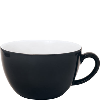 Schwarze Kaffeetasse mit einer glatten Oberfläche und einem breiten Rand. Der Innenraum der Tasse ist weiß, während die Außenseite in einem glänzenden Schwarz gehalten ist. Die Tasse hat einen runden Körper und einen kleinen, geschwungenen Griff auf der rechten Seite. Sie steht auf einer glatten Oberfläche und ist gut geeignet für heiße Getränke wie Kaffee oder Tee.
