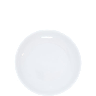 Ein einfacher, runder, weißer Teller ohne Muster oder Verzierung. Der Teller hat einen glatten Rand und eine glänzende Oberfläche, die das Licht reflektiert. Er ist auf einem einfarbigen Hintergrund platziert und vermittelt einen minimalistischen Eindruck, geeignet für verschiedene Mahlzeiten oder als Serviergeschirr.