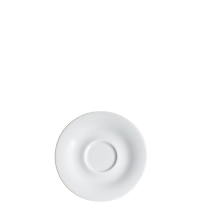 Ein schlichter, runder Unterteller aus weißem Porzellan. Der Teller hat eine leichte Erhöhung in der Mitte und eine glatte Oberfläche. Der Rand ist dünn und flach, wodurch der Teller elegant wirkt. Ideal für Tassen oder kleine Snacks. Der minimalistische Stil unterstreicht die Schlichtheit und Funktionalität des Geschirrs.