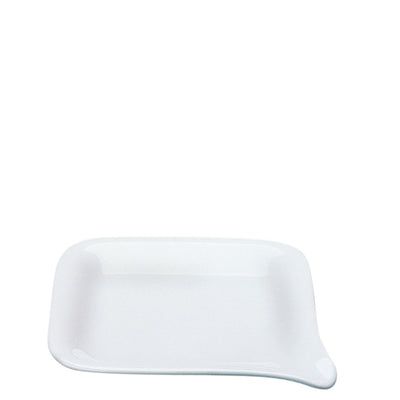 Weißer, rechteckiger Teller aus Keramik mit leicht gewelltem Rand. Der Teller hat eine glatte Oberfläche und eine sanfte Neigung an einer Ecke, die für eine elegante Präsentation von Speisen sorgt. Die Größe ist mittel und eignet sich für Vorspeisen oder Desserts. Der Hintergrund ist neutral und hebt den Teller hervor.