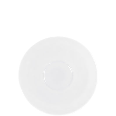 Ein einfacher, runder, weißer Unterteller auf einem hellen Hintergrund. Der Teller hat eine glatte Oberfläche und einen flachen Rand. Die Mitte des Telllers ist leicht vertieft. Der gesamte Teller vermittelt einen minimalistischen und eleganten Eindruck.