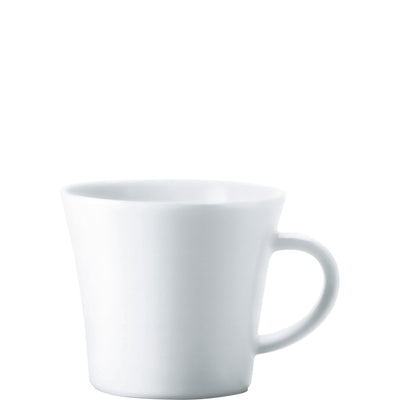 Eine schlichte, weiße Kaffeetasse aus Porzellan mit einem leicht konischen Design. Die Tasse hat einen bequemen Henkel und steht auf einer neutralen, hellen Oberfläche. Sie ist leer und vermittelt einen minimalistischen, modernen Look.