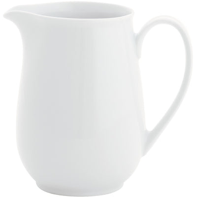 Ein schlichtes, weißes Porzellan-Kännchen mit einer eleganten Form. Es hat einen schmalen Ausguss und einen ergonomischen Henkel, der das Eingießen erleichtert. Das Kännchen steht auf einer weißen Unterlage und hat keinen dekorativen Schnickschack, was ihm ein modernes und zeitloses Aussehen verleiht. Ideal für die Servierung von Milch, Sahne oder Saucen.
