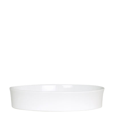 Eine schlichte, weiße, runde Servierplatte aus Keramik. Die Platte hat einen leicht erhöhten Rand und eine glatte Oberfläche. Sie ist leer und auf einem neutralen Hintergrund platziert.